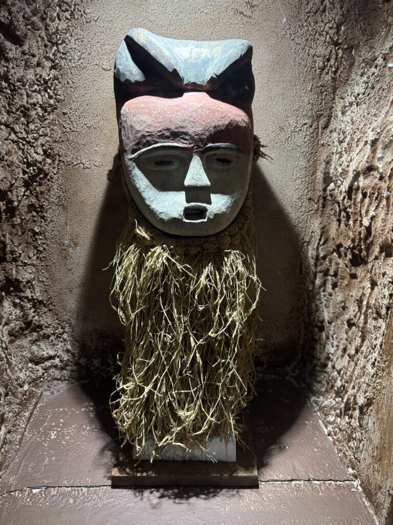 Po tygodniach walki z wizą w końcu lądujemy w Libreville. Krótki, barwny przegląd miasta, muzeów, kontrastów i planu dalszej podróży.